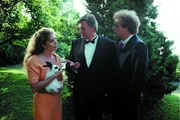 Prof. Vollmers (Christian Kohlund, re.) ist Gast bei seinem Auftraggeber (Klaus Wildbolz). Mit dieser &Uuml;berraschung hat er allerdings nicht gerechnet: Carola (Olivia Pascal) ist bei Brahm als Kinderm&auml;dchen engagiert.