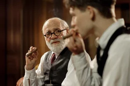 Franz Huchel (Simon Morz&eacute;, li.) sch&auml;tzt den Rat von Freud (Bruno Ganz).