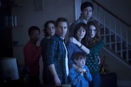 L-R: Sophie (Susan Heyward), Dr. Brooke Powell (Jane Adams), Eric Bowen (Sam Rockwell), Amy Bowen (Rosemarie DeWitt), Griffin Bowen (Kyle Catlett), Boyd (Nicholas Braun) und Kendra Bowen (Saxon Sharbino)