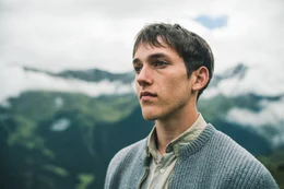 Der 18-j&auml;hrige Elias (Jakob Mader) wendet sich gegen die gesellschaftlichen Vorschriften: Statt den Hof seines Vaters zu &uuml;bernehmen, zieht er allein in eine Almh&uuml;tte.