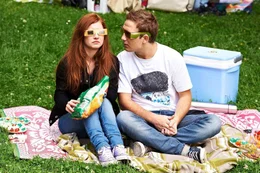 Lenas (Josefine Preu&szlig;) Freund Frieder (Frederick Lau) gesteht ihr bei einem Sonnenfinsternis-Picknick, dass er mit ihr schlafen will. Sie ist von der Idee weniger begeistert.