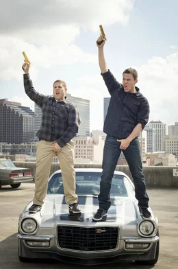 Schmidt (Jonah Hill, l.) und Jenko (Channing Tatum) sind nicht nur die besten Freunde, sondern auch beruflich ein eingespieltes Team.  +++ Die Verwendung des sendungsbezogenen Materials ist nur mit dem Hinweis und Verlinkung auf RTL+ gestattet. +++