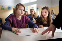 Merle (Greta Bohacek) und Talissa (Franziska Neiding) vor ihrer Mathearbeit.