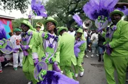 Die Muttertags-Parade in New Orleans ist seit jeher eine traditionelle Straßenparade der afroamerikanischen Community. Die Muttertags-Parade in New Orleans ist seit jeher eine traditionelle Straßenparade der afroamerikanischen Community.