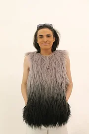 Thomas liebt Frauenklamotten und -frisuren. Doch damit verwirrt er Hetero M&auml;nner - er m&ouml;chte eine Ver&auml;nderung. Kann ihm das Styling Team die Pl&uuml;schwesten und Damenhandtaschen ausreden und aus ihm einen Kerl mit Stil machen?