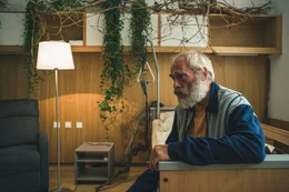 Elias (Johannes Krisch) muss sich einer Tumor-OP unterziehen und wird aus seiner gewohnten Umgebung herausgerissen. Im Seniorenwohnheim ist er ungl&uuml;cklich.