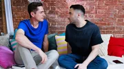 Ringo (Timothy Boldt, l.) und Easy (Lars Steinh&ouml;fel) gehen nach ihrem Kuss auseinander, ohne ihre Gef&uuml;hle zu kl&auml;ren.