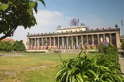 Die Humboldt-Universität, das Max-Planck-Institut und das Robert Koch-Institut: In Berlin würdigen gleich mehrere Bauten große Männer der Wissenschaft. Die Humboldt-Universität, das Max-Planck-Institut und das Robert Koch-Institut: In Berlin würdigen gleich mehrere Bauten große Männer der Wissenschaft.