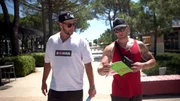 Sascha (li.) und Dennis kommen neu auf dem Campingplatz an und haben ein Ziel f&uuml;r den Urlaub: flirten.
