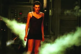 Nach und nach kehrt Alices (Milla Jovovich)Erinnerung zur&uuml;ck. Sie ahnt jetzt, was in dem Unternehmen hergestellt wurde und welche Macht es hat ...