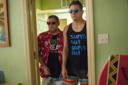 Um die Verbreitung der neuen Modedroge WHYPHY zu verhindern, werden die beiden Polizisten Schmidt (Jonah Hill, l.) und Jenko (Channing Tatum) als Undercover-Ermittler ins &ouml;rtliche College eingeschleust, wo die Verlockungen des Studentenlebens ihre Zusammenarbeit auf eine harte Probe stellen.  +++ Die Verwendung des sendungsbezogenen Materials ist nur mit dem Hinweis und Verlinkung auf RTL+ gestattet. +++