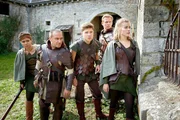 Semir alias 'Semiron' (Erdogan Atalay, 2.v.l.) und Paul alias 'Paulus' (Daniel Roesner, 2.v.r.) ermitteln undercover auf einem Fantasy-Rollenspiel-Event. Nastaria (Palesa Moloto, l.), Baldur (Jascha Rust) und die Elbin Gwindil (Milena Tscharntke) führen die Autobahnpolizisten in die Fantasy-Welt von Engonia ein. Semir alias 'Semiron' (Erdogan Atalay, 2.v.l.) und Paul alias 'Paulus' (Daniel Roesner, 2.v.r.) ermitteln undercover auf einem Fantasy-Rollenspiel-Event. Nastaria (Palesa Moloto, l.), Baldur (Jascha Rust) und die Elbin Gwindil (Milena Tscharntke) führen die Autobahnpolizisten in die Fantasy-Welt von Engonia ein.