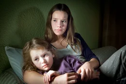 Merle (Greta Bohacek) und Lea (Stella Kunkat) versuchen gemeinsam einzuschlafen.