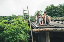 Elias (Jakob Mader) und seine Schwester Rosi (Iris Unterberger), die Lehrerin werden m&ouml;chte. Auch Elias will den elterlichen Hof verlassen ...