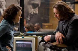 Gemeinsam mit seiner jungen Kollegin Della Frye (Rachel McAdams) ist Journalist Cal McAffrey (Russell Crowe) auf der Spur eines riesigen Komplotts, in dem ausgerechnet die Macher des Landes eine tragende Rolle zu spielen scheinen...  +++ Die Verwendung des sendungsbezogenen Materials ist nur mit dem Hinweis und Verlinkung auf RTL+ gestattet. +++