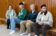 OMG was kommt da auf uns zu? v.l.n.r. Tante Zeynep, Niklas van Lipzig, David Martin (bekannt als Niklas & David) und Tahsim Durgun warten in Hoopte beim Hobby Horsing auf ihre Steckenpferde.