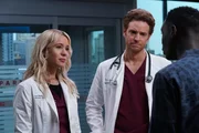 Gespr&auml;ch mit dem Sohn eines Patienten: Kirsten Hager als Dr. Stevie Hammer, Nick Gehlfuss als Dr. Will Halstead (m.)