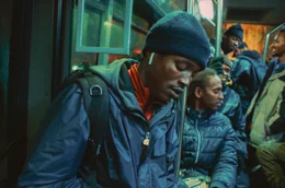 Souleymane (Abou Sangar&eacute;, li.) ist ein junger Migrant aus Guinea, der in Paris lebt.
