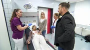 Eine junge Frau erleidet Schnittverletzungen bei einem Sturz. Handelt es sich um einen harmlosen Unfall oder steckt ihr auff&auml;lliger und nerv&ouml;ser Freund dahinter?