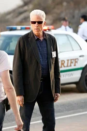 D.B. Russell (Ted Danson) hat sich mit dem Helikopter nach Larkston einfliegen lassen, um Sara, Morgan und besonders Julie zu helfen.