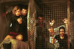 Verzweifelt versuchen sich Alice (Milla Jovovich, l.), Matt Addison (Eric Mabius, 2.v.l.), Spence Parks (James Purefoy, 2.v.r.) und Rain Ocampo (Michelle Rodriguez, r.) den Weg zum Hauptcomputer frei zu k&auml;mpfen ...