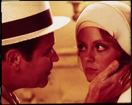 Peggy (Susan Sarandon, r.) w&uuml;nscht sich sehr, dass sich ihr Verlobter Hildy Johnson (Jack Lemmon, l.) mehr Zeit f&uuml;r sie nimmt ...