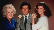 Mildred Krebs (Doris Roberts, l.), Remington Steele ( Pierce Brosnan, m.) und Laura Holt (Stephanie Zimbalist, r.) Mildred Krebs (Doris Roberts, l.), Remington Steele ( Pierce Brosnan, m.) und Laura Holt (Stephanie Zimbalist, r.)