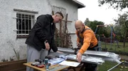 Das Aufbauen eines Gewächshauses hat seine Tücken, wie Ronny und Steffen feststellen. Das Aufbauen eines Gewächshauses hat seine Tücken, wie Ronny und Steffen feststellen.