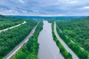 Der Eriekanal erschloss einst den Reichtum des Binnenlandes und förderte den wirtschaftlichen Aufstieg New Yorks. Der Eriekanal erschloss einst den Reichtum des Binnenlandes und förderte den wirtschaftlichen Aufstieg New Yorks.
