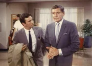 Columbos (Peter Falk) erster Fall: Er muss Dr. Roy Flemming (Gene Barry) den Mord an seiner Frau nachweisen - nur hat dieser ein perfektes Alibi. Columbos (Peter Falk) erster Fall: Er muss Dr. Roy Flemming (Gene Barry) den Mord an seiner Frau nachweisen - nur hat dieser ein perfektes Alibi.