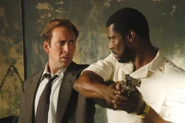 Liberias Diktator Baptiste (Eamonn Walker, r.) macht Yuri (Nicolas Cage) ein "Geschenk": den gefesselten Simeon Weisz, den Yuri als Revanche f&uuml;r seinen get&ouml;teten Onkel erschie&szlig;en darf. Er z&ouml;gert, weshalb Baptiste ihm anbietet, es gemeinsam zu tun...  +++ Die Verwendung des sendungsbezogenen Materials ist nur mit dem Hinweis und Verlinkung auf RTL+ gestattet. +++