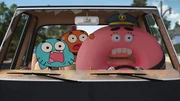 Gumball (li.) und Darwin (2.v.li. hinten) lernen bei der Fahrt im Polizeiwagen, was es bedeutet, das Gesetz zu übertreten. Gumball (li.) und Darwin (2.v.li. hinten) lernen bei der Fahrt im Polizeiwagen, was es bedeutet, das Gesetz zu übertreten.