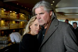 Petra Wend (Nina Proll) verf&uuml;hrt Paul Holland (Peter Simonischek)