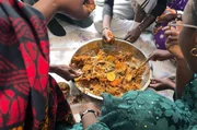In Ballabey bereitet Ndeye ein Rezept ihrer Mutter zu: Fischklößchen mit rotem Reis. In Ballabey bereitet Ndeye ein Rezept ihrer Mutter zu: Fischklößchen mit rotem Reis.