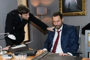 Als Ben (Jörg Rohde, l.) Richard (Silvan-Pierre Leirich) besorgt anspricht und wissen will, was mit ihm los ist, kann dieser nicht länger schweigen... Als Ben (Jörg Rohde, l.) Richard (Silvan-Pierre Leirich) besorgt anspricht und wissen will, was mit ihm los ist, kann dieser nicht länger schweigen...