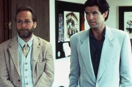 Martin Mull (Justin Gregory), Pierce Brosnan (Stu).