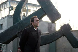 Der Eiserne Vorhang f&permil;llt. Yuri (Nicolas Cage) beginnt, als weltweit m&permil;chtigster Waffenh&permil;ndler, das richtig groﬂe Geld zu scheffeln. Mit Hilfe seines in der ukrainischen Armee aufgestiegenen Onkels Dimitri macht er im wahrsten Sinne des Wortes Bombengesch&permil;fte.  +++ Die Verwendung des sendungsbezogenen Materials ist nur mit dem Hinweis und Verlinkung auf RTL+ gestattet. +++