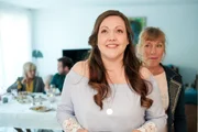 Nadine (Sarah Victoria Schalow, vorne) freut sich, als sie unerwartet Unterstützung von Uschi (Antje Lewald, r.) bekommt. Nadine (Sarah Victoria Schalow, vorne) freut sich, als sie unerwartet Unterstützung von Uschi (Antje Lewald, r.) bekommt.