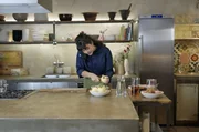 Lucie gewinnt aus Apfelresten einen aromatischen Essig. Lucie gewinnt aus Apfelresten einen aromatischen Essig.