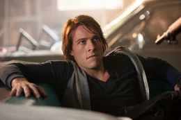 Dawson (Luke Bracey)