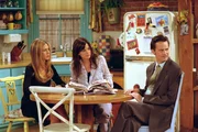 (v.l.n.r.) Rachel Green (Jennifer Aniston); Monica Geller (Courteney Cox); Chandler Bing (Matthew Perry)