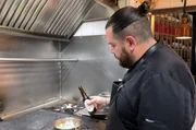 K&uuml;chenchef Julien Lefebvre stellt die Jakobsmuschel in den Mittelpunkt seiner Kreationen.