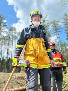Kommandant Marc Angelmahr (l.) von der freiwilligen Feuerwehr Pl&uuml;derhausen im Waldbrandcamp in Polen.