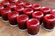 Bis zu 1.000 Gläser Marmelade produziert Monika Servaty pro Jahr. Bis zu 1.000 Gläser Marmelade produziert Monika Servaty pro Jahr.