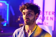 Nick (Raphael Lippmann) entzieht sich aufgewühlt, als sein Magic Moment gestört wird. Nick (Raphael Lippmann) entzieht sich aufgewühlt, als sein Magic Moment gestört wird.