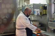 Antoine erforscht das lokale Streetfood Palermos in Begleitung des Chefkochs Ignazio Giunta (im Bild).
