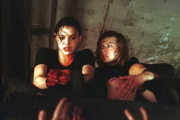 L-R: Rain (Michelle Rodriguez) und Alice (Milla Jovovich)