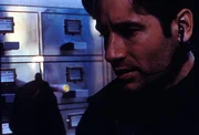 Mulder (David Duchovny) dringt in das Lombard-Forschungsinstitut ein, um wichtige Informationen über die Strahlungsbehandlung, die bei mehreren Frauen angewandt wurde, zu erhalten. Mulder (David Duchovny) dringt in das Lombard-Forschungsinstitut ein, um wichtige Informationen über die Strahlungsbehandlung, die bei mehreren Frauen angewandt wurde, zu erhalten.