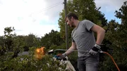 Henning kümmert sich per Bunsenbrenner um die Reparatur seines Laubendachs... Henning kümmert sich per Bunsenbrenner um die Reparatur seines Laubendachs...