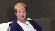 Niclas hat Liebeskummer, nachdem er sich von seiner Freundin getrennt hat. Und nicht nur das beschäftigt ihn, denn er hat sich erst kürzlich als bisexuell geoutet.. Niclas hat Liebeskummer, nachdem er sich von seiner Freundin getrennt hat. Und nicht nur das beschäftigt ihn, denn er hat sich erst kürzlich als bisexuell geoutet..